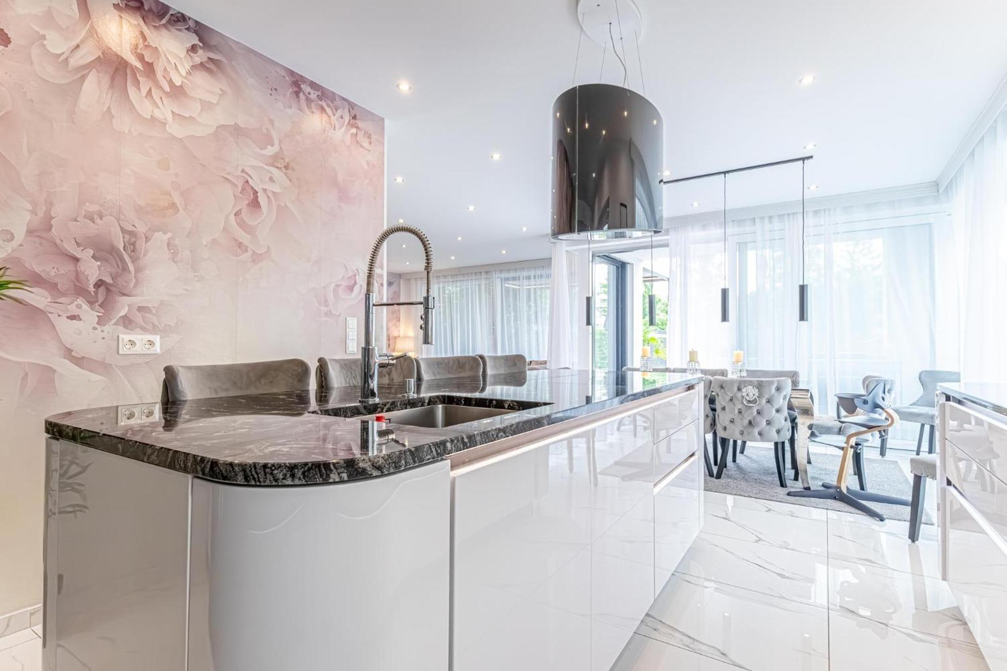 Luxury 6br With Private Pool & Sauna - Pets Allowed